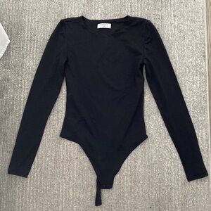 Black contour crewneck longsleeve bodysuit